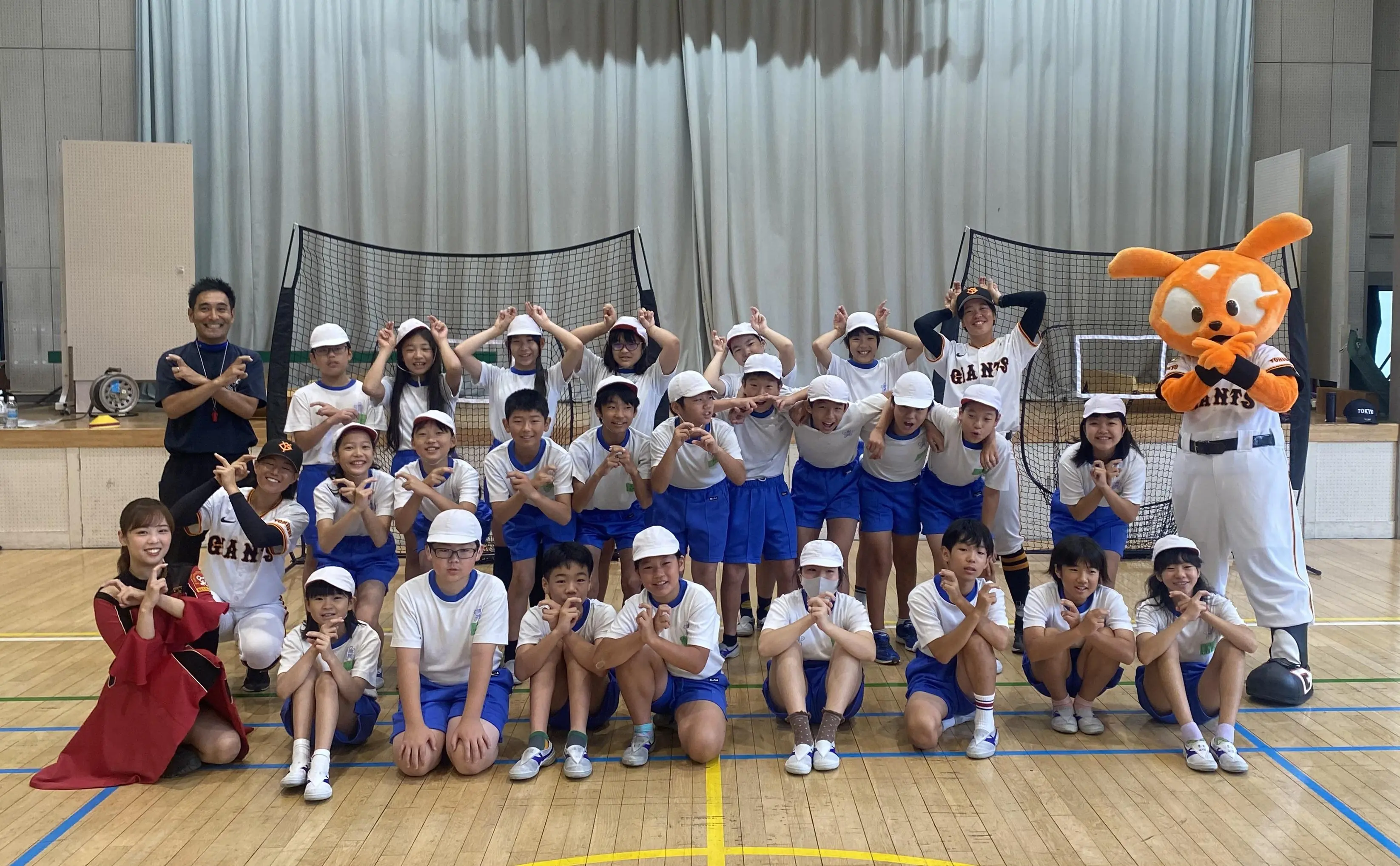 文京区の児童に東京キャップをプレゼントした読売巨人軍の社会貢献活動