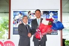 池山監督がヤクルト本社を訪問し、成田オーナーへ挨拶