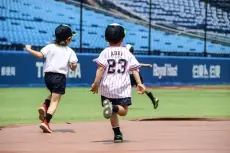 ヤクルトスワローズが近くの園児を招待し、神宮球場を開放！