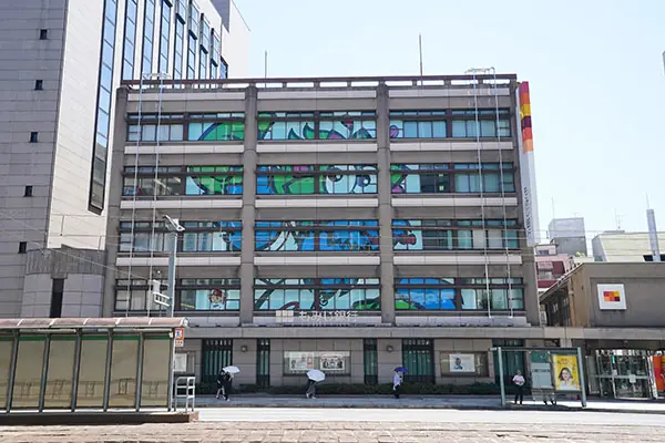 スラィリー30周年を祝うウィンドウ装飾がもみじ銀行に登場