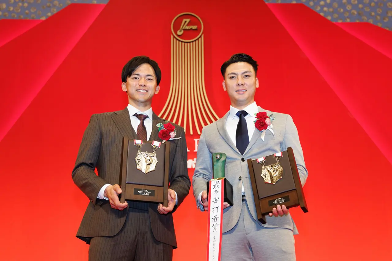 楽天イーグルスの村林一輝選手と宗山塁選手がNPB AWARDS 2025で主要賞を受賞