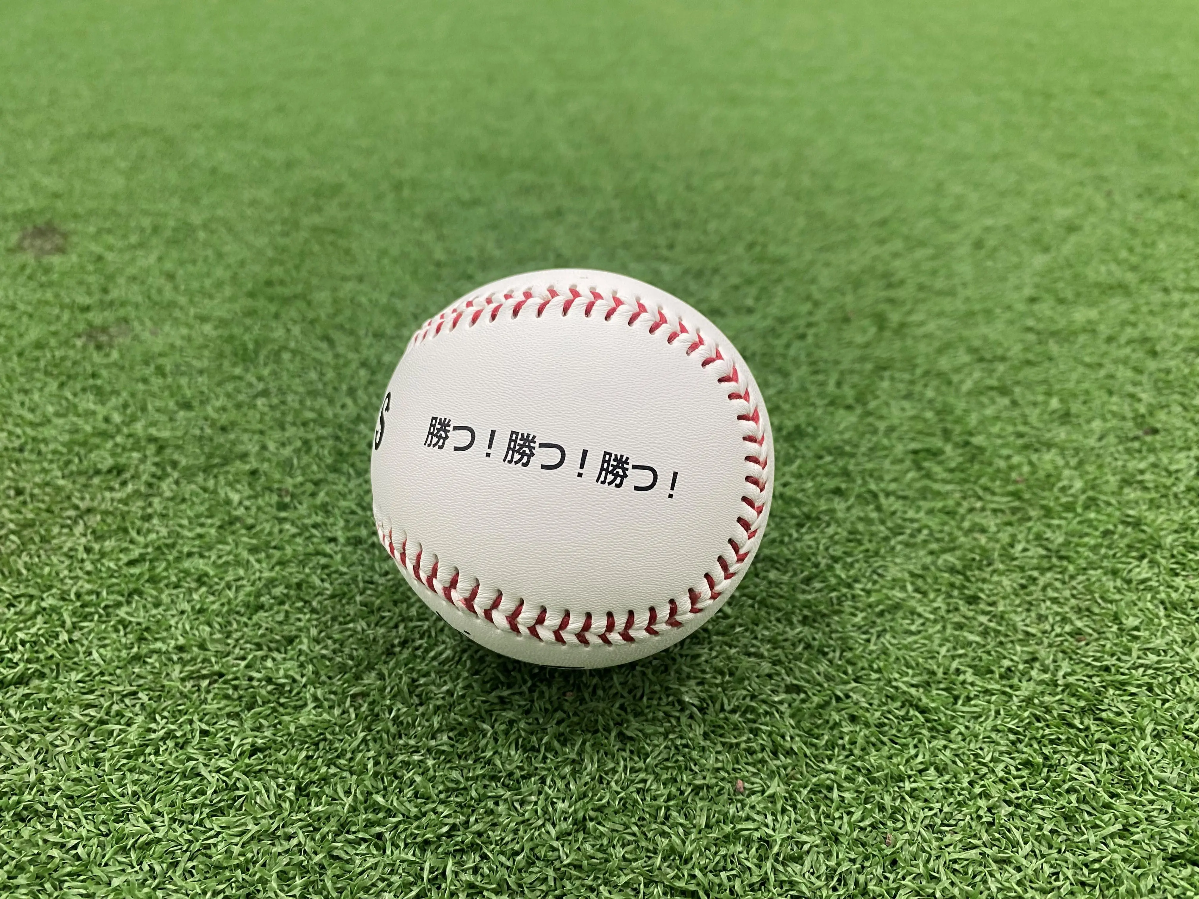 特別デザインのサインボールを投げ入れる読売ジャイアンツ