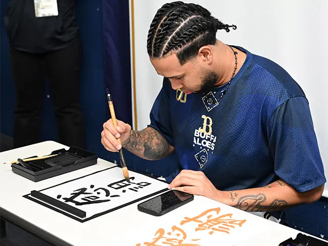 オリックス・バファローズがユニフォーム購入者にオリジナルステッカーをプレゼント!