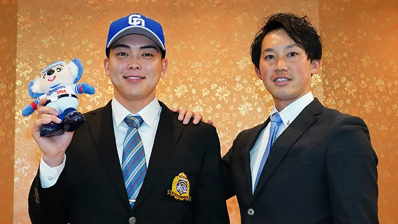 中日ドラゴンズ、ドラフト1位指名の中西聖輝投手と仮契約を結ぶ