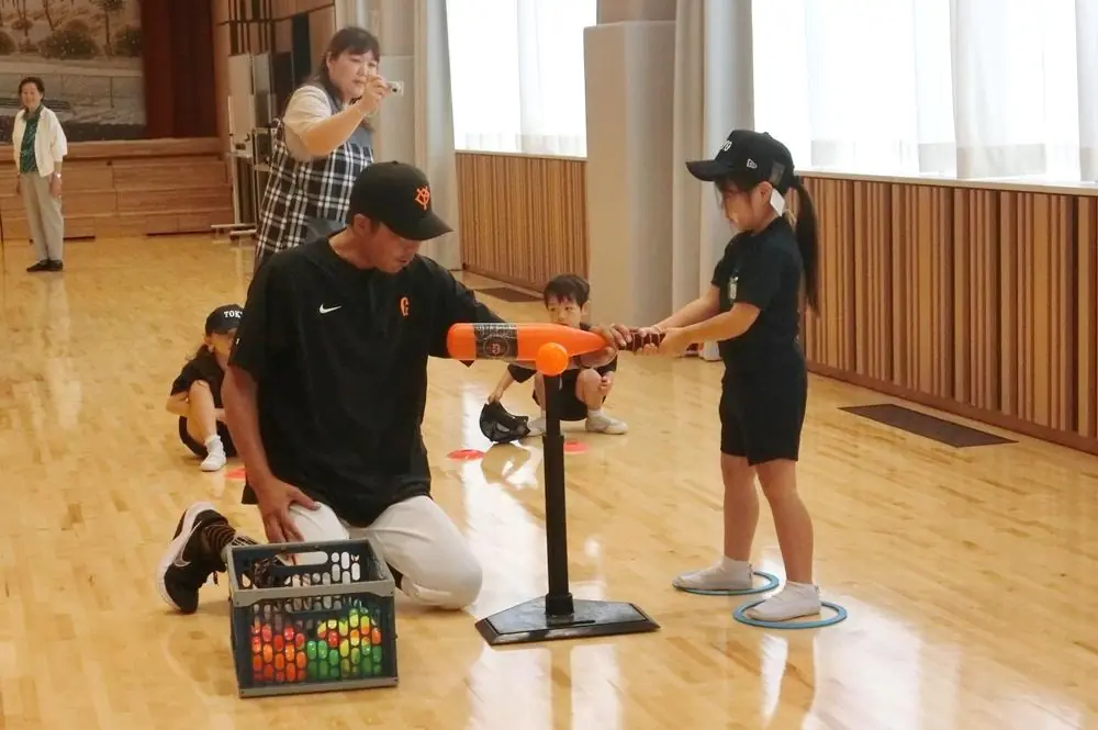 ジャイアンツが幼稚園を訪問し、子どもたちに野球体験を提供