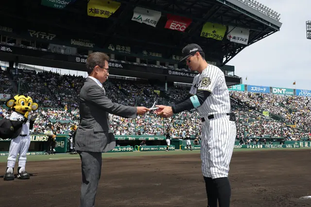 阪神タイガースの佐藤輝明選手が通算100本塁打を達成！球団から表彰される