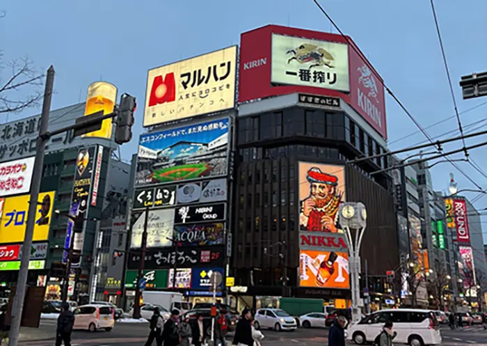 北海道すすきの交差点の看板が新しくなりました！