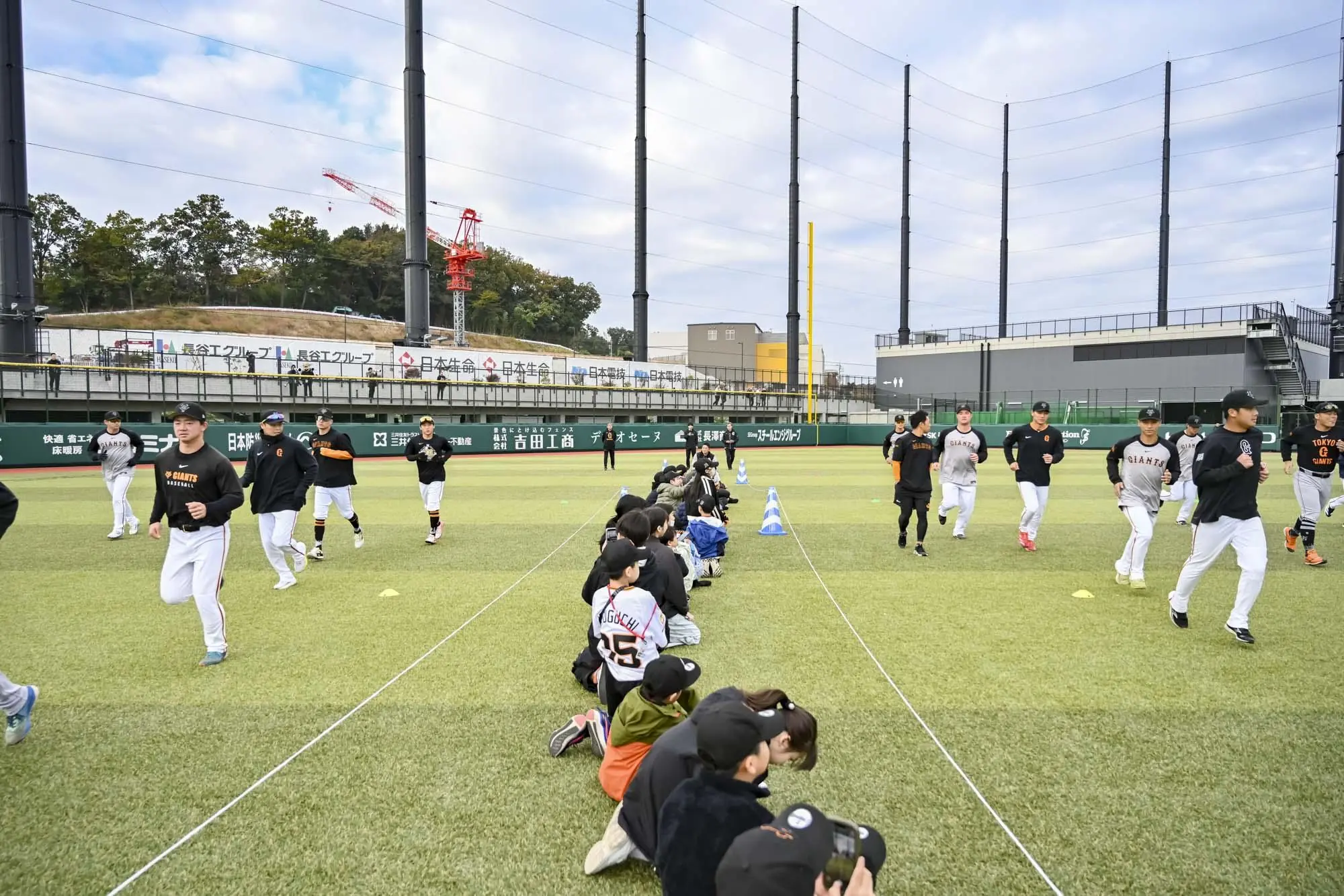 秋季キャンプ紅白戦、2,706人の声援で白熱のプレー