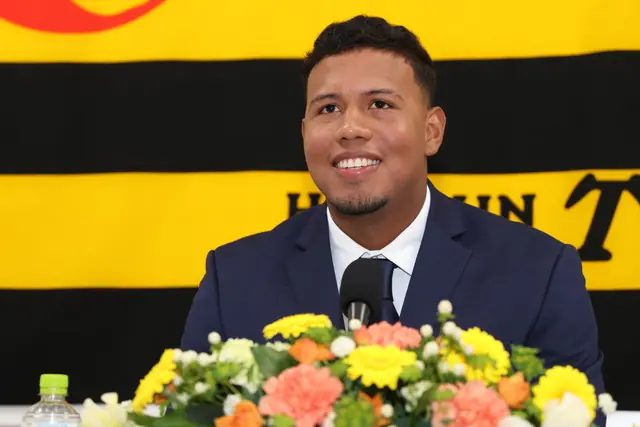 阪神タイガースに新たな仲間、ジーン・アルナエス選手が入団会見