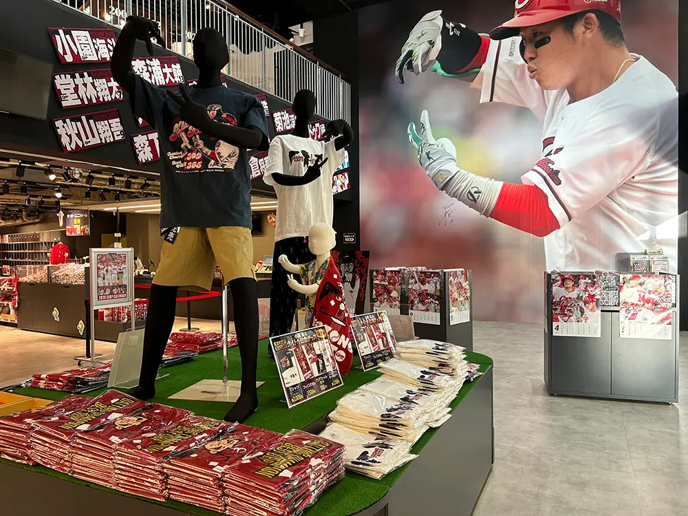 小園海斗選手タイトル記念グッズ、10月18日から球場内グッズショップで販売開始