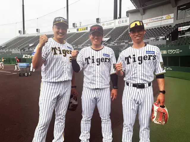 阪神タイガースの秋山コーチとアカデミー生がインドネシアで野球教室を開催