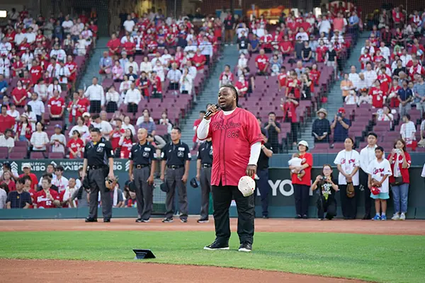 クリス・ハートさんが国歌斉唱、広島東洋カープの試合前イベントを盛り上げる