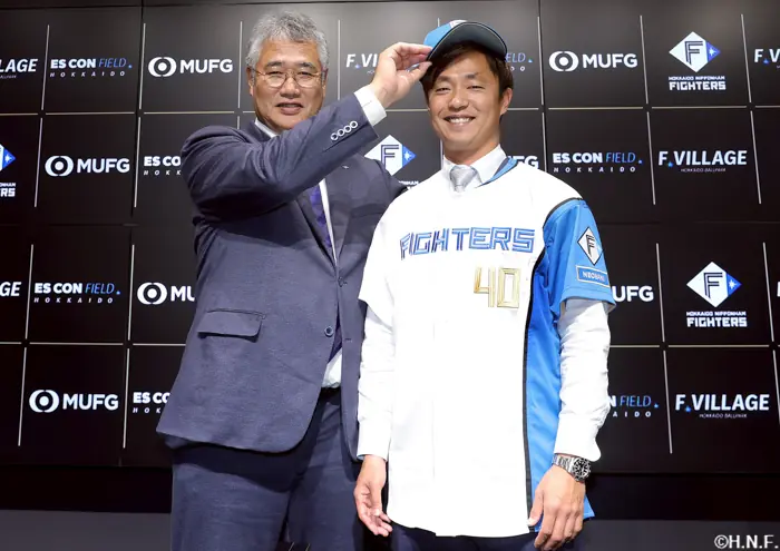 島本浩也投手、ファイターズ入団会見で背番号40を発表