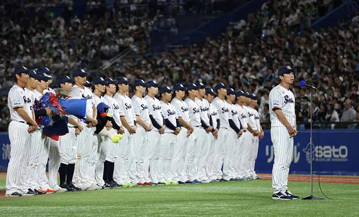 神宮球場での今季最終戦、髙津監督がファンへ感謝と来季への決意を語る