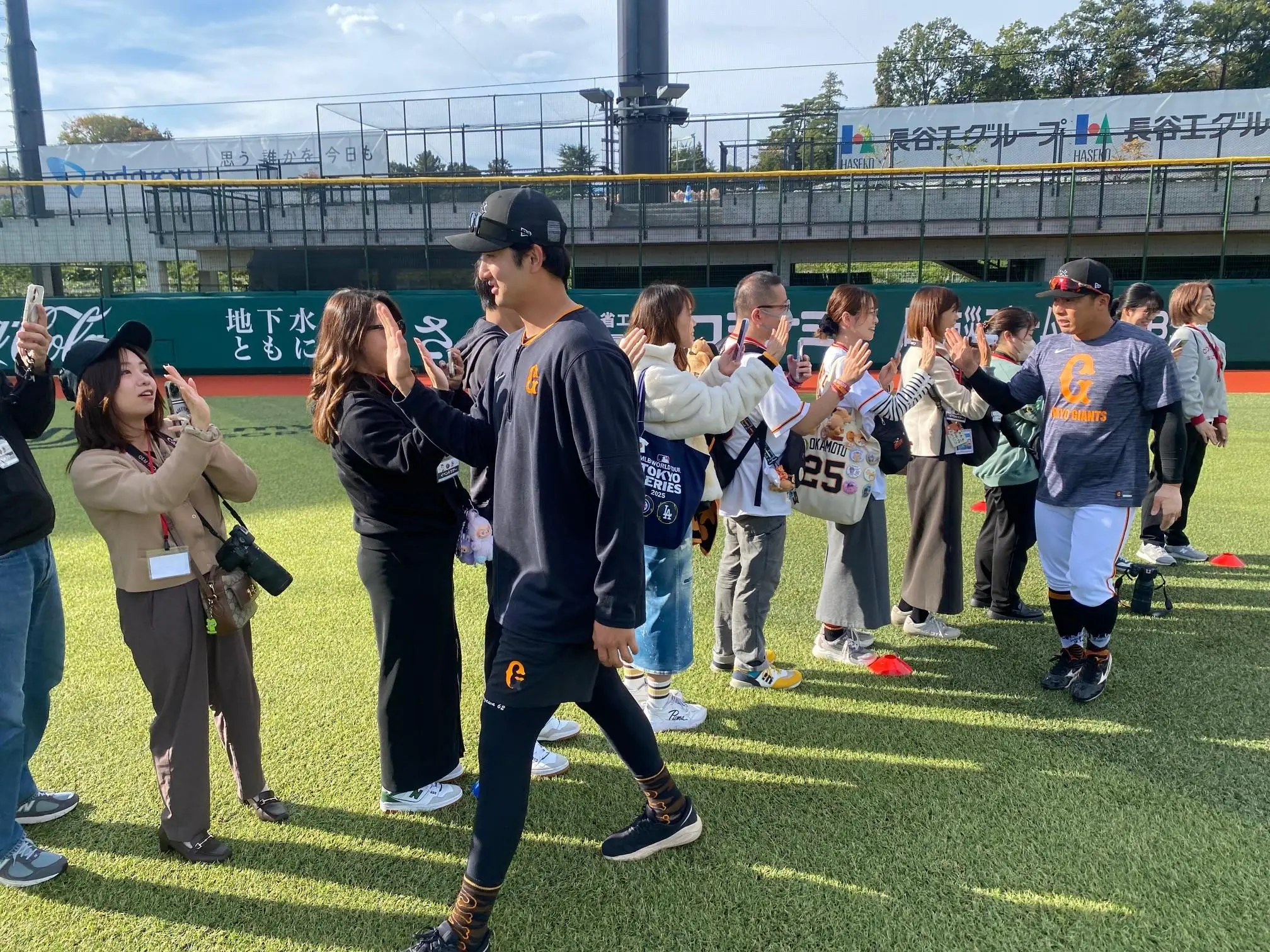 初の週末は2504人が見学—Gタウン秋季キャンプ、ファン交流が盛況