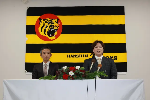 伏見寅威選手、阪神タイガースへ入団会見—新戦力としての抱負を語る