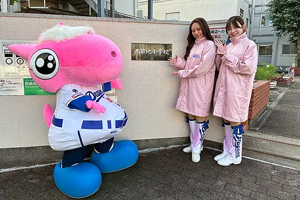 中日ドラゴンズ、学校でのあいさつ活動に参加して地域の挨拶文化を促進