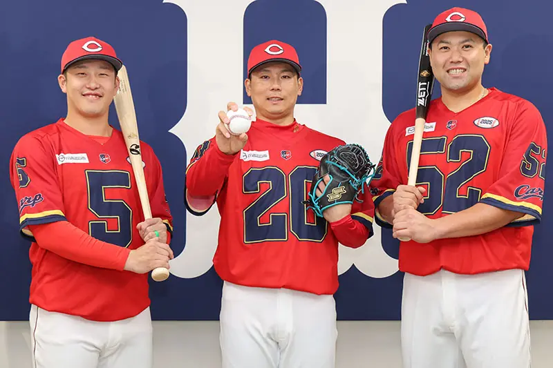 広島東洋カープがアメフト風ユニフォームを披露