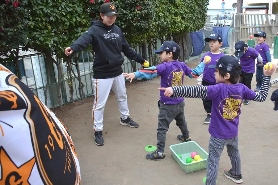 ジャイアンツのコーチが子どもたちに野球を教える活動を実施