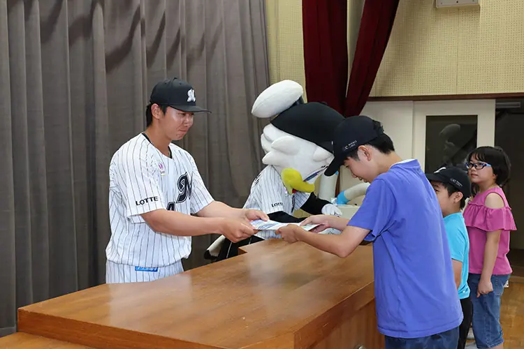 千葉ロッテマリーンズが地域貢献！算数ドリル贈呈式を開催