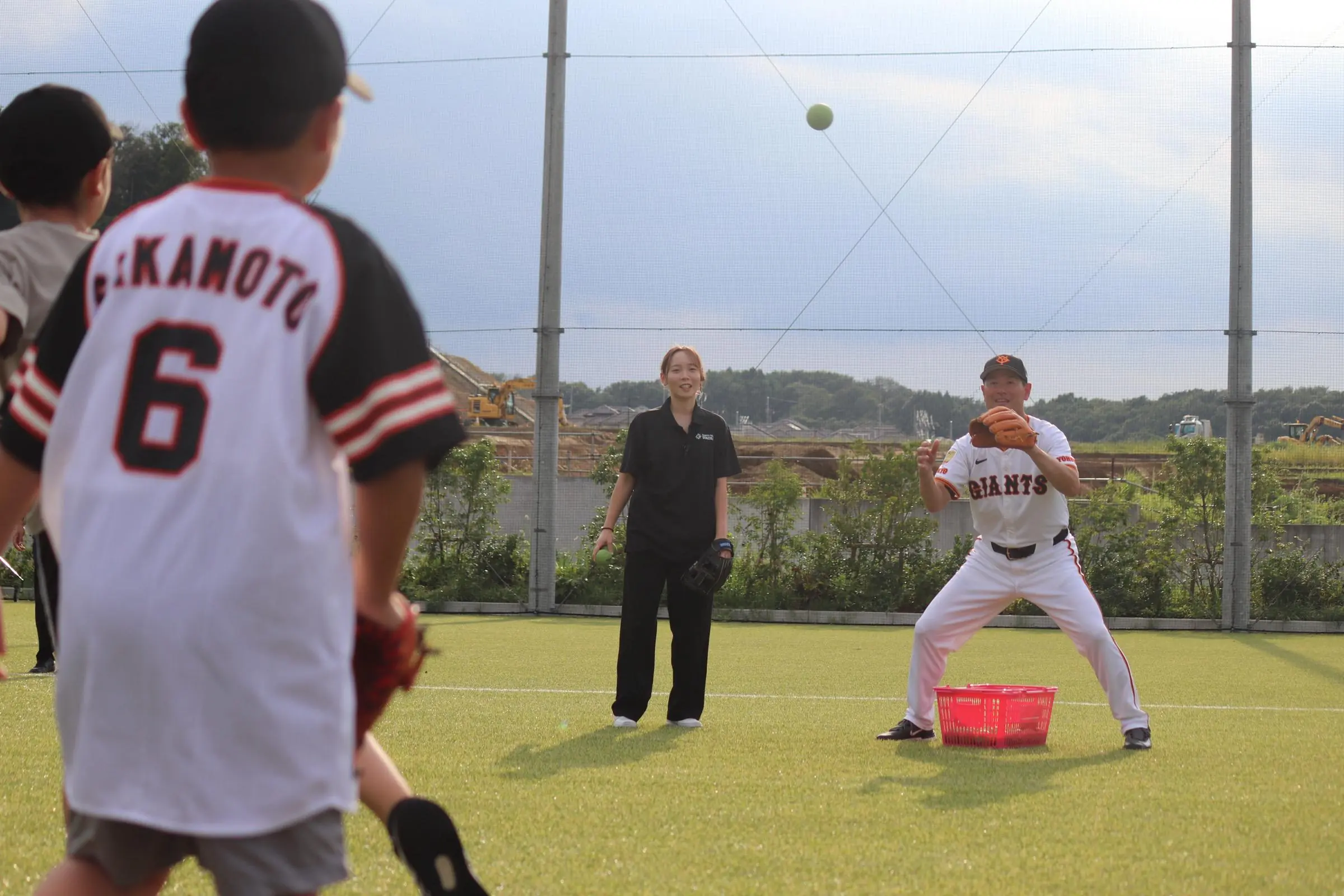 川相二軍コーチと選手たちが小学生に「捕る」を指導