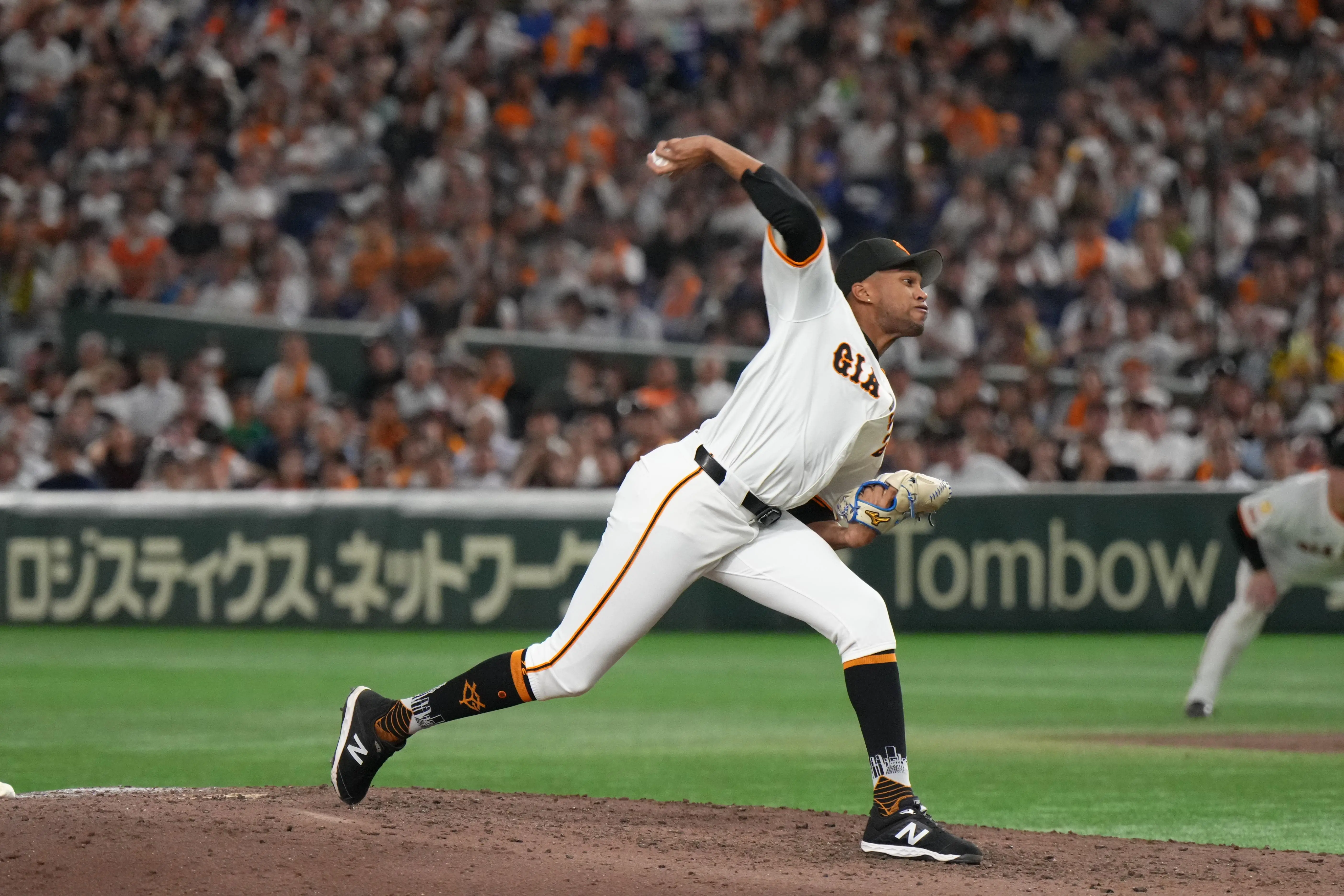 読売ジャイアンツのヒーローズプレートチャリティーオークション、計9点を出品