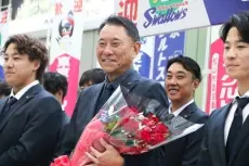 池山監督らが松山市で秋季キャンプ開始　ヤクルト、地元歓迎の中で練習を本格化