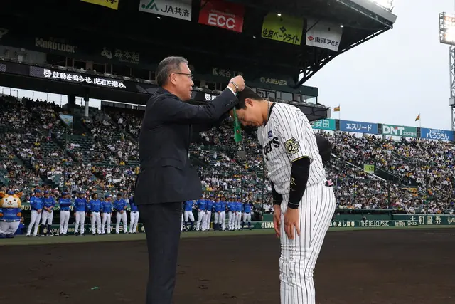 大山悠輔選手が公式戦通算1000試合出場の記録を達成し、表彰式を実施