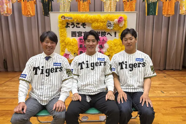 阪神タイガースの富田蓮選手らが西宮市立西宮支援学校を訪問し児童生徒と交流