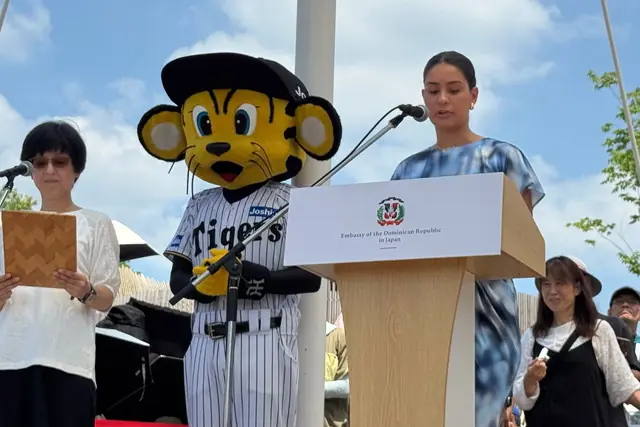 大阪・関西万博にてドミニカ共和国選手たちと阪神タイガースが共演