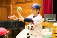 ヤクルトが都内の学校で投げ方教室を継続 約800人へ正しい投球動作を伝える