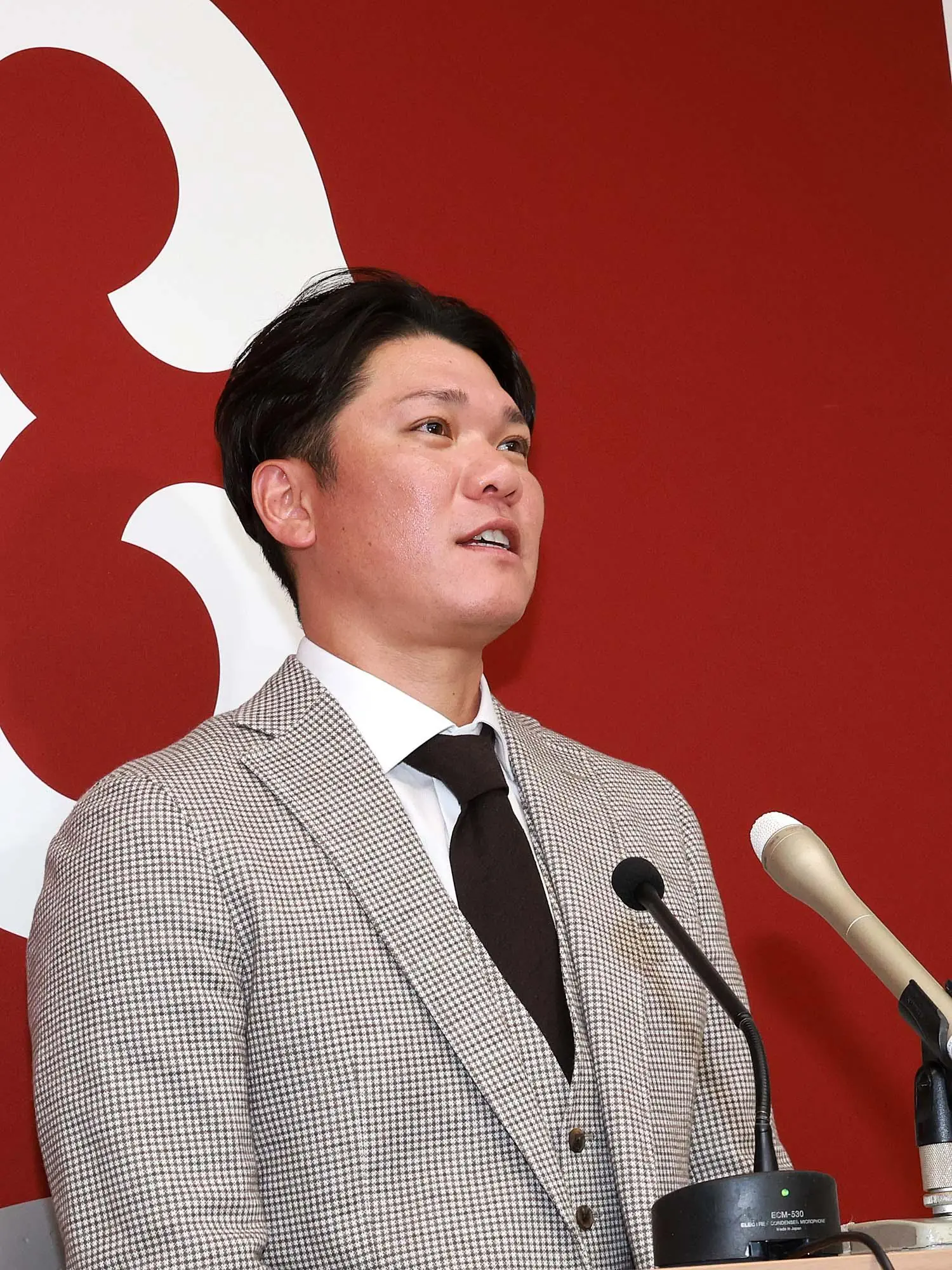 坂本勇人選手が契約更改、来季へ向けた強い意欲を語る