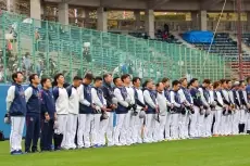 ヤクルトスワローズ春季キャンプで黙祷と緊張感ある練習が行われる