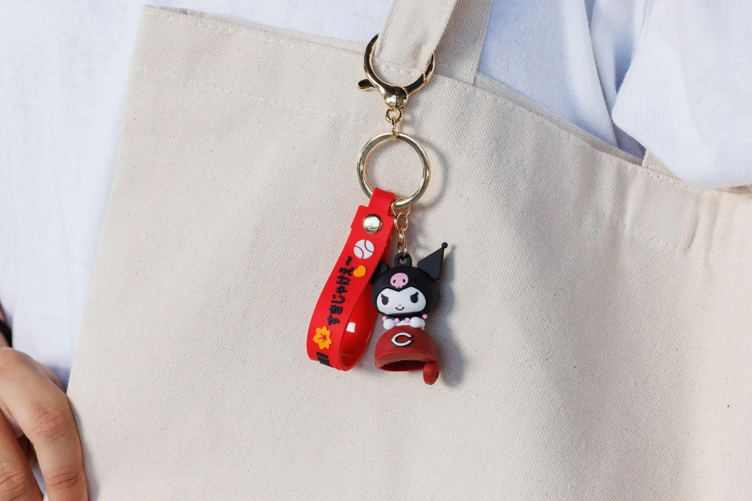 広島東洋カープとサンリオのコラボ「クロミ立体ラバーキーホルダー」が登場