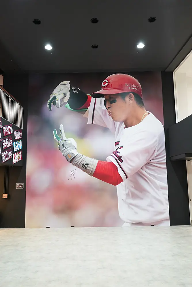 正面グッズショップの壁面を刷新、今季の活躍選手を大きく紹介