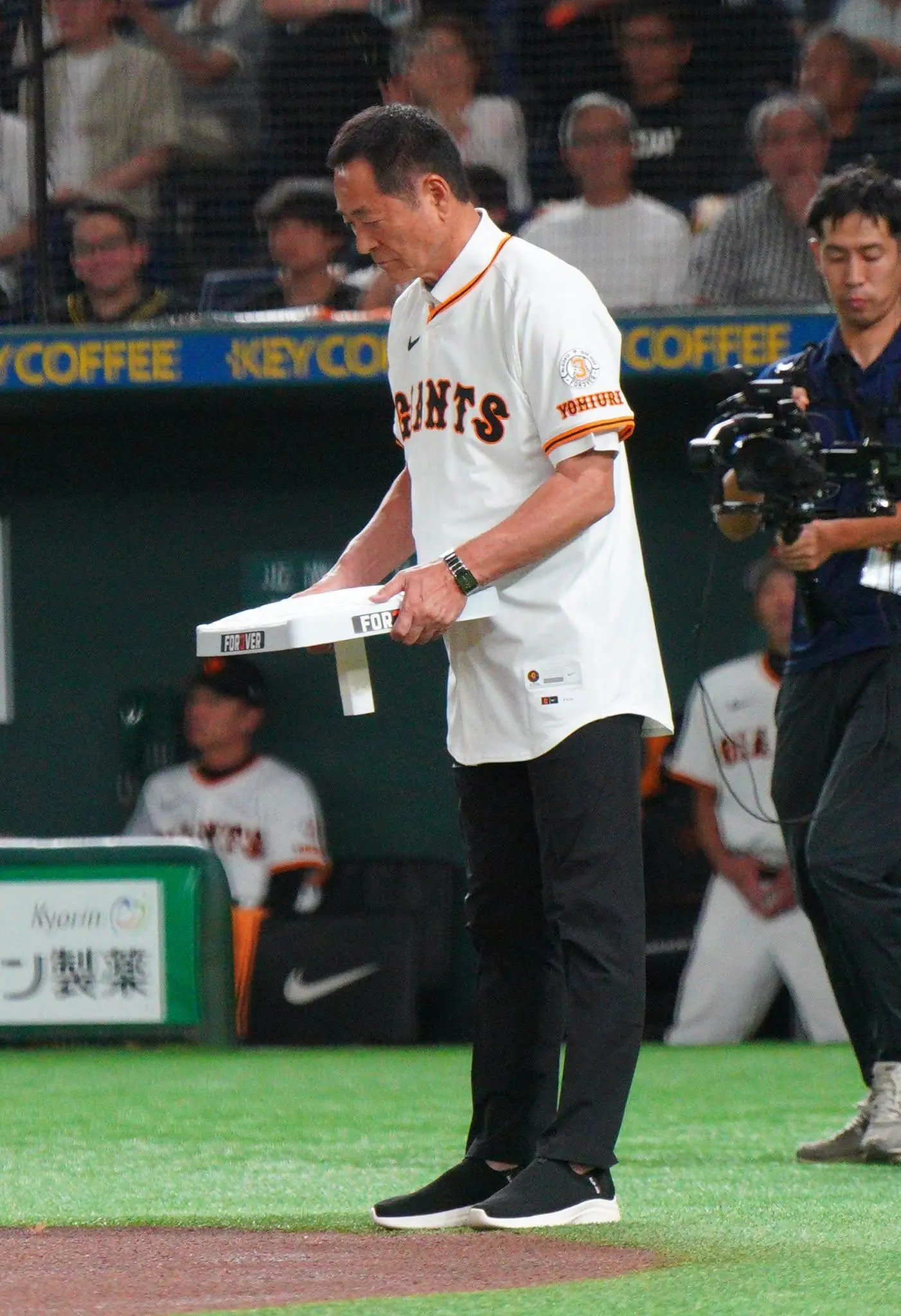 松井秀喜さんが始球式を務め、ジャイアンツOBが集結した長嶋茂雄さん追悼試合