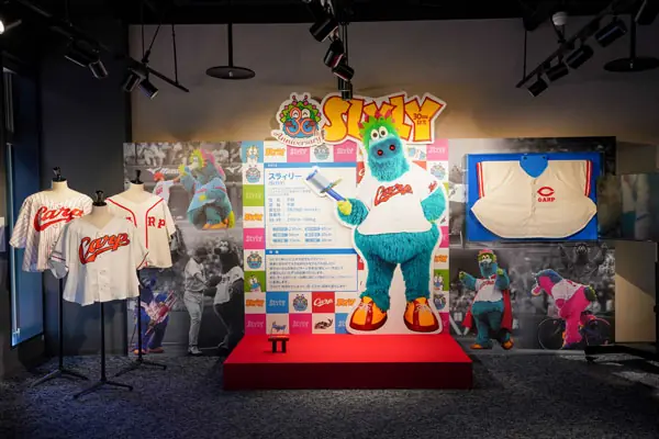 スラィリー30周年を祝う特別展示が開催