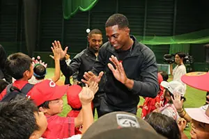 北広島町の野球教室へドミニカカープアカデミー練習生5名が参加