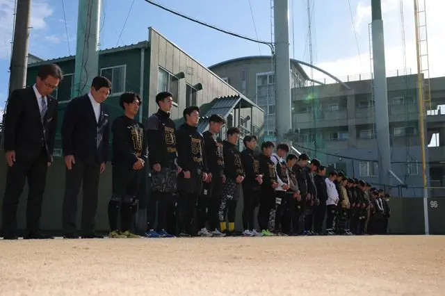 阪神タイガースが阪神・淡路大震災から30年を偲び、鳴尾浜球場で黙祷を捧げる