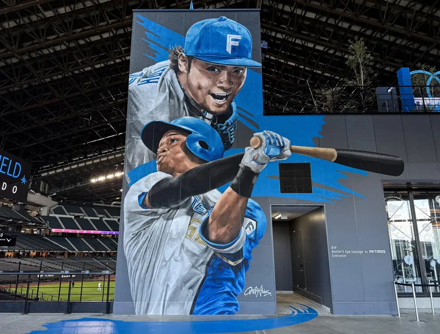 エスコンフィールドに伊藤投手と万波選手の巨大壁画が完成しました！