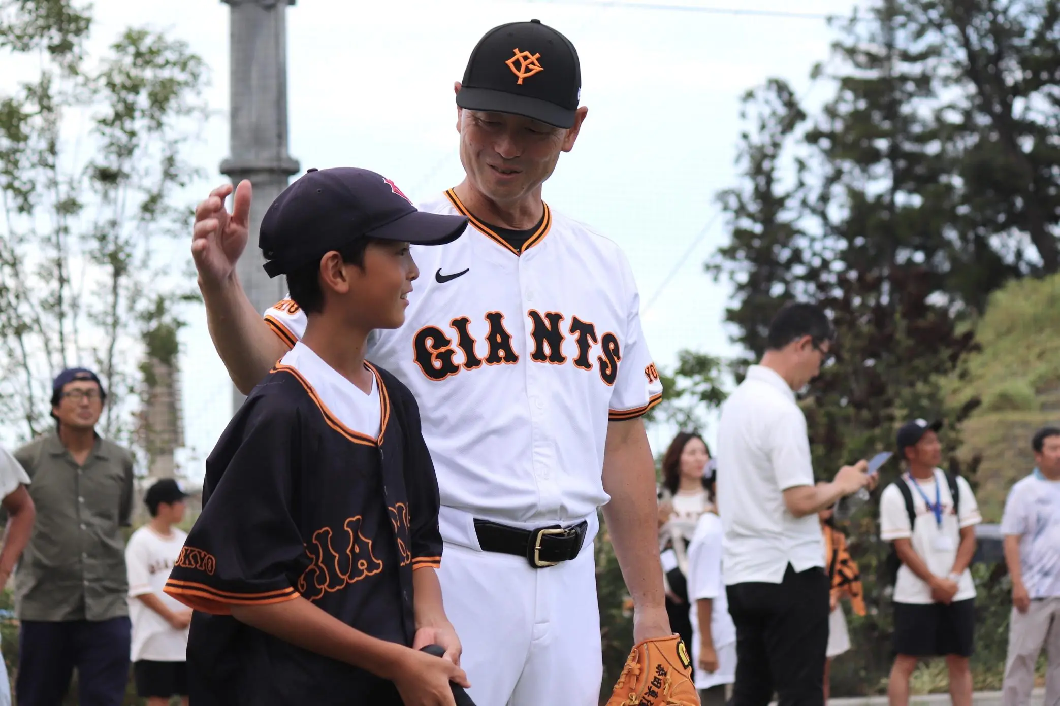 ジャイアンツ選手たちが小学生に素晴らしい野球の指導を実施