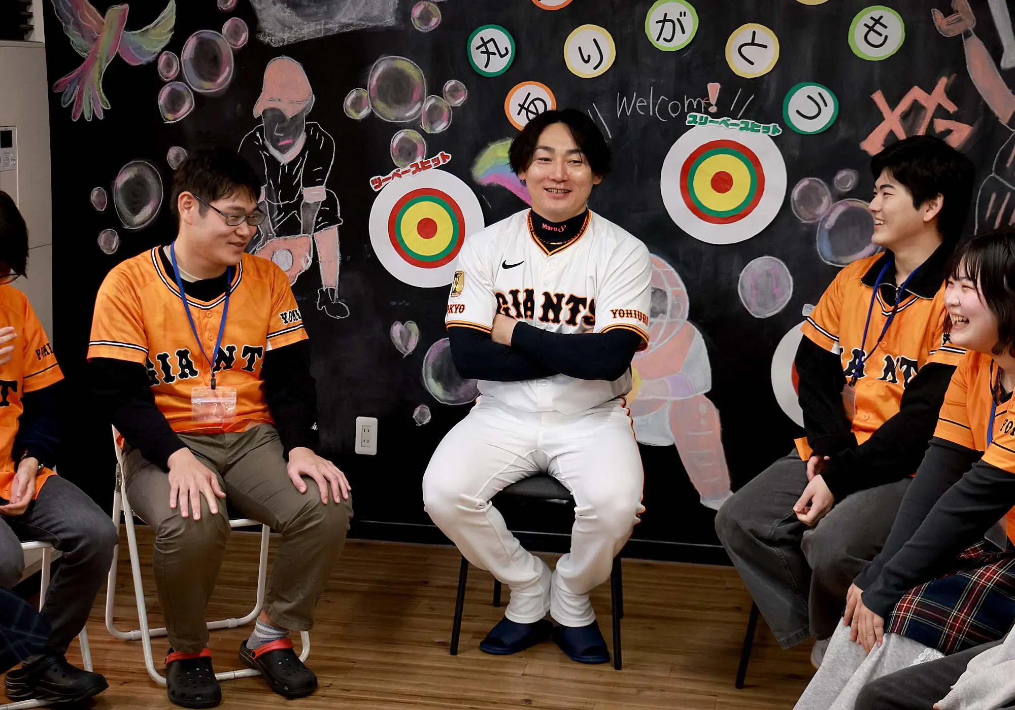 丸選手が放課後施設を訪問し子どもたちと交流・学習支援を応援