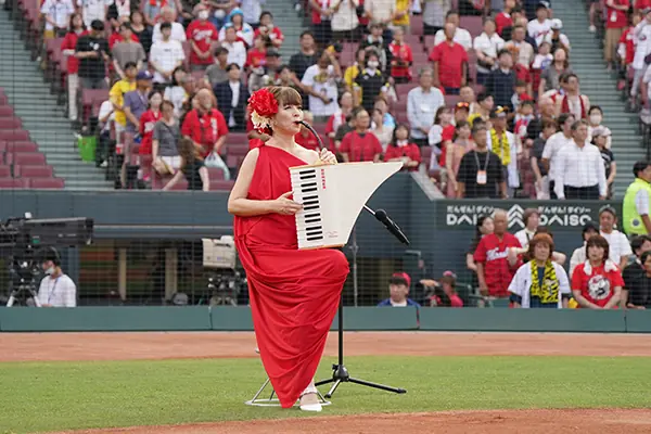広島東洋カープの試合で折重由美子さんが国歌を演奏！