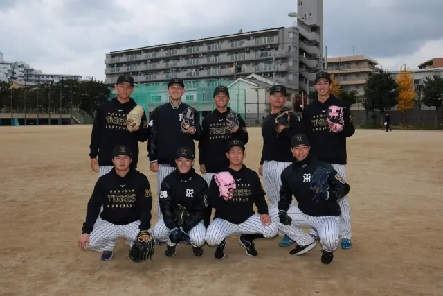 阪神タイガース選手が小学校をゲストティーチャーとして訪問、野球の魅力を伝える